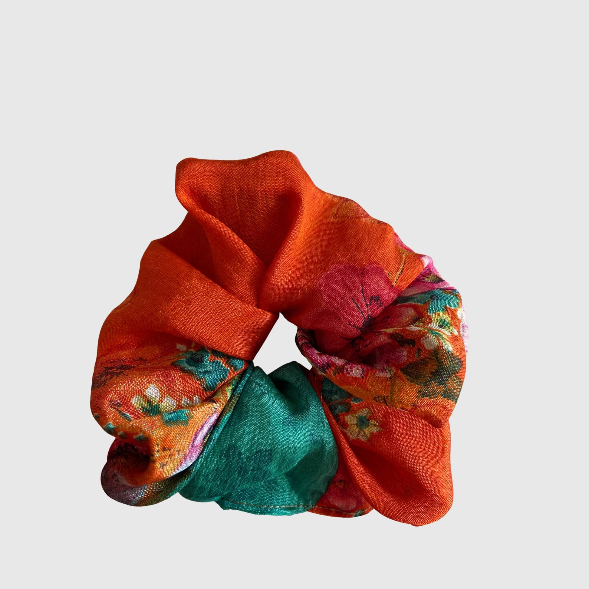 Upcycled Scrunchie #1048 aus Vintage-Sari in Rot