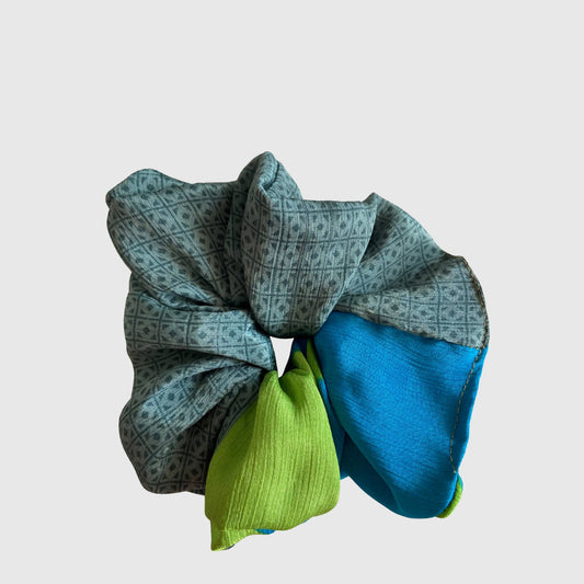 Upcycled Scrunchie #1049 aus Vintage-Sari in Grün & Grau