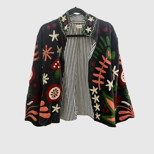 Suzani Velvet Jacket #01 Black Bloom – handbestickte Samtjacke, Vorderansicht