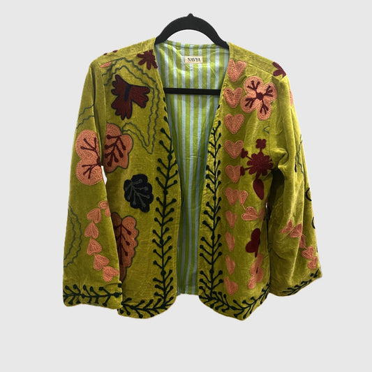 Suzani Velvet Jacket #02 Olive Garden – handbestickte Samtjacke, Vorderansicht