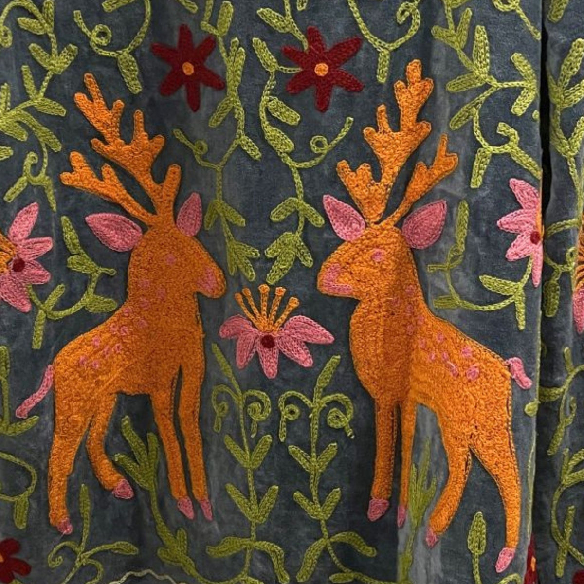 Suzani Velvet Jacket #05 Deer Meadow – Detail der Kettenstich-Stickerei