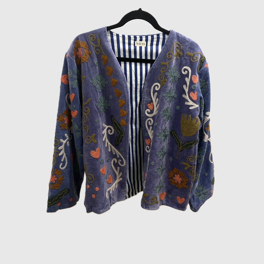 Suzani Velvet Jacket #07 Lavender Peacock – handbestickte Samtjacke, Vorderansicht