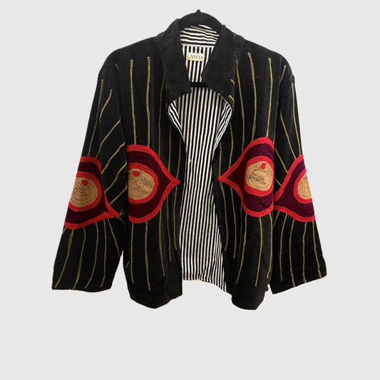 Suzani Velvet Jacket #08 Black Ruby Eye – handbestickte Samtjacke, Vorderansicht