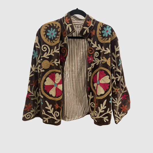 Suzani Velvet Jacket #09 Brown Rosette – handbestickte Samtjacke, Vorderansicht