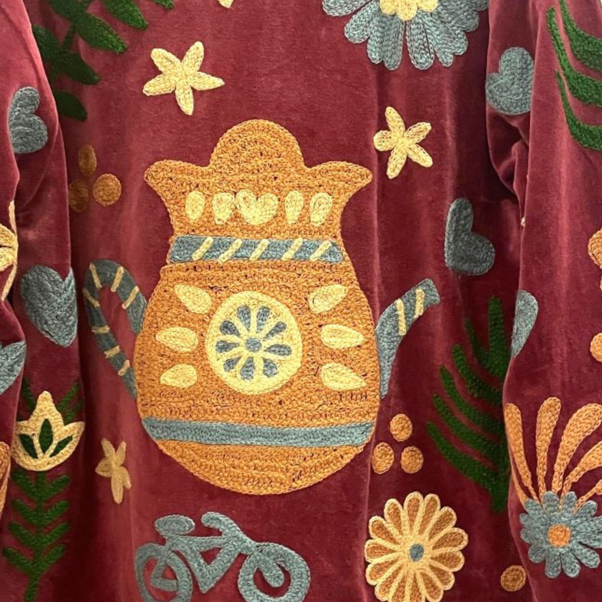 Suzani Velvet Jacket #10 Berry Teapot – Detail der Kettenstich-Stickerei