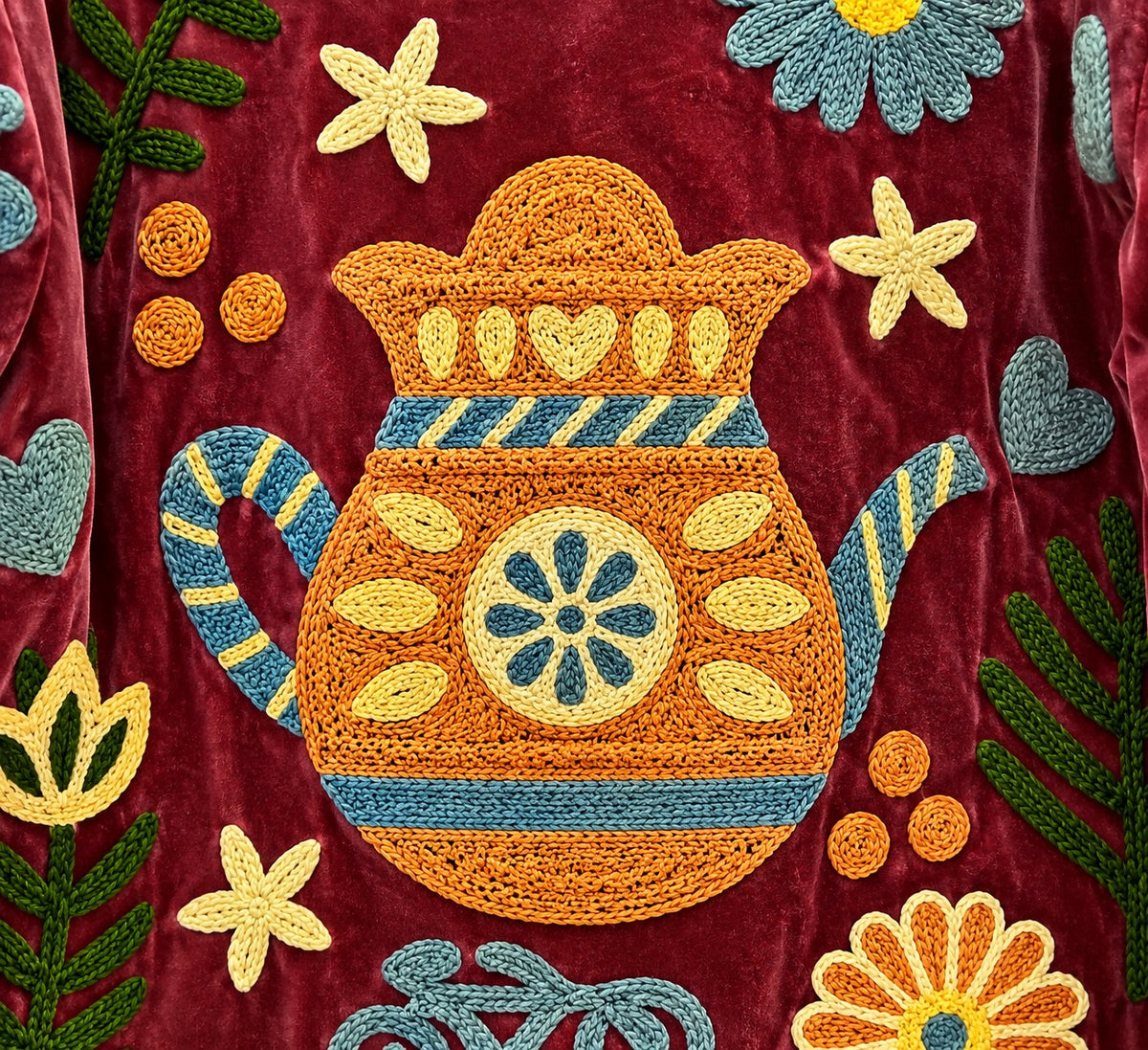Suzani Velvet Jacket #10 Berry Teapot – Detail der Kettenstich-Stickerei