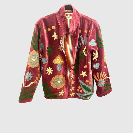Suzani Velvet Jacket #10 Berry Teapot – handbestickte Samtjacke, Vorderansicht