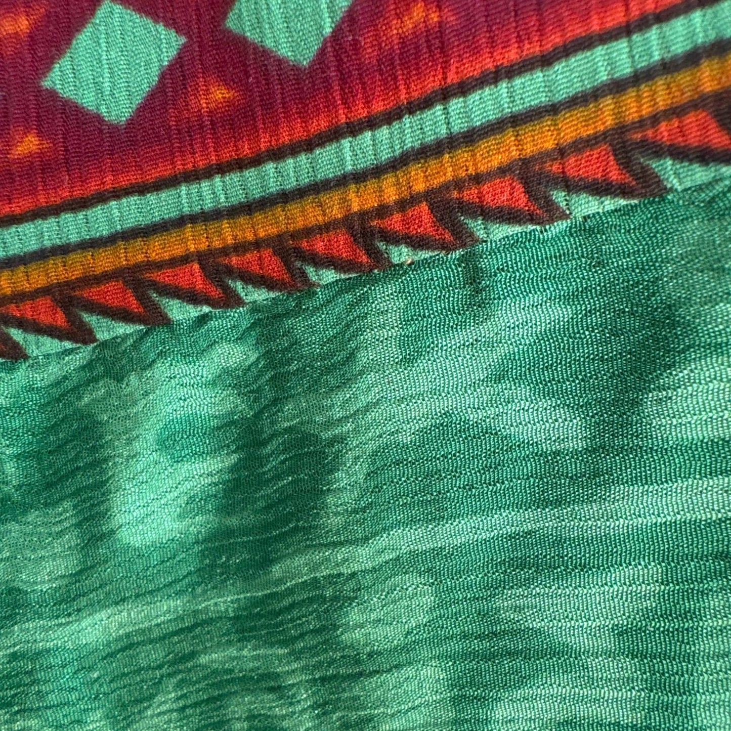Upcycled Tiered Palazzo Pants #1050 aus Vintage-Sari in Grün & Orange – Detailansicht