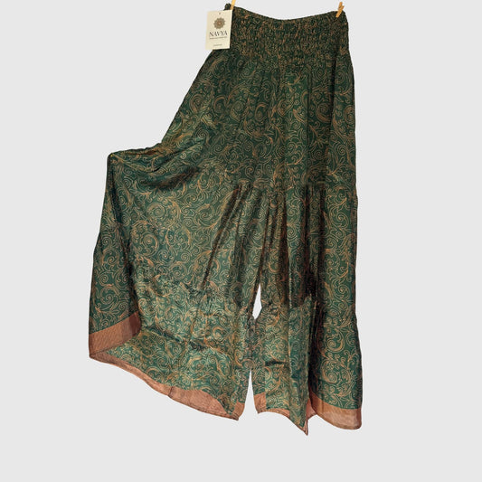 Upcycled Tiered Palazzo Pants #1051 aus Vintage-Sari in Grün – Vorderansicht