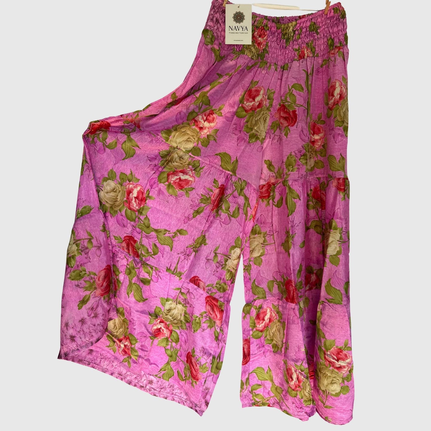 Upcycled Tiered Palazzo Pants #1052 aus Vintage-Sari in Lila & Pink – Vorderansicht