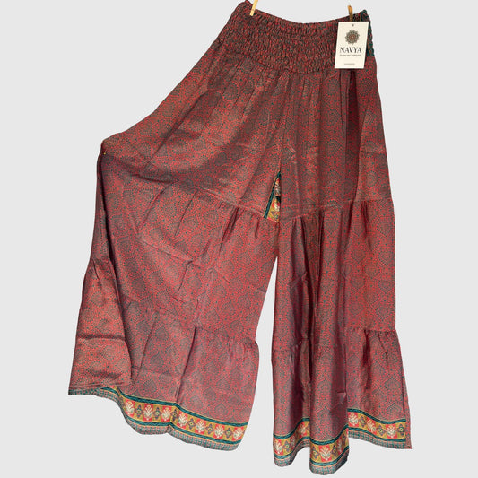 Upcycled Tiered Palazzo Pants #1053 aus Vintage-Sari in Rot & Türkis – Vorderansicht