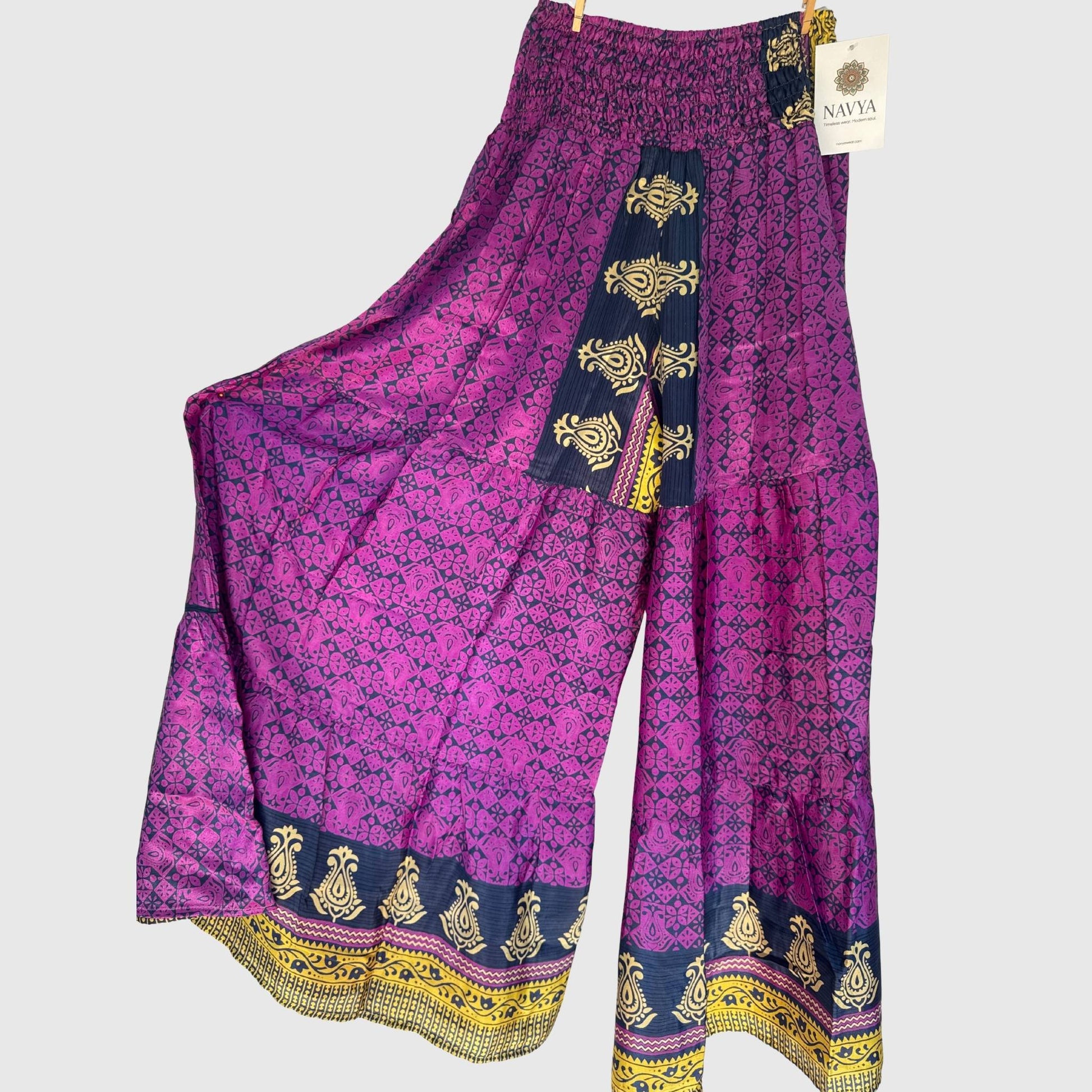 Upcycled Tiered Palazzo Pants #1054 aus Vintage-Sari in Lila & Pink – Vorderansicht