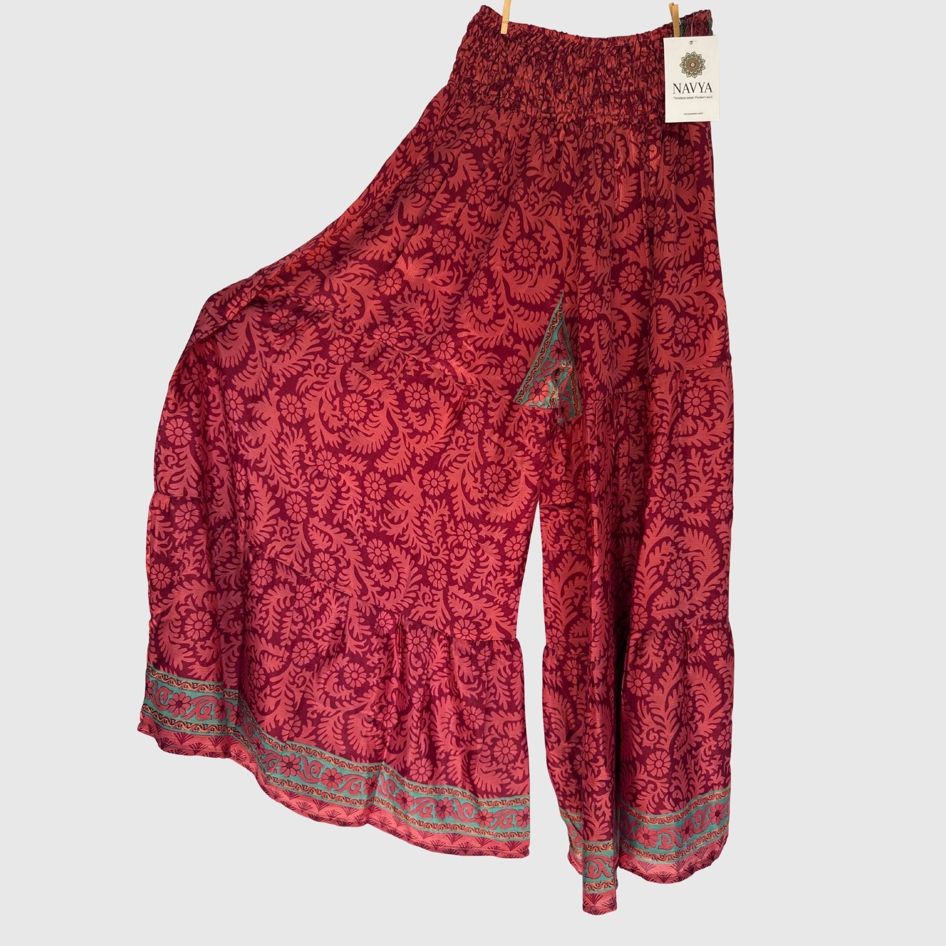 Upcycled Tiered Palazzo Pants #1055 aus Vintage-Sari in Pink & Dunkelrot – Vorderansicht