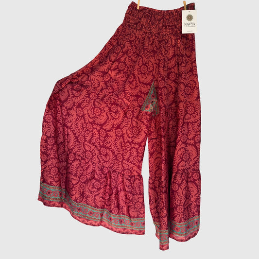 Upcycled Tiered Palazzo Pants #1055 aus Vintage-Sari in Pink & Dunkelrot – Vorderansicht