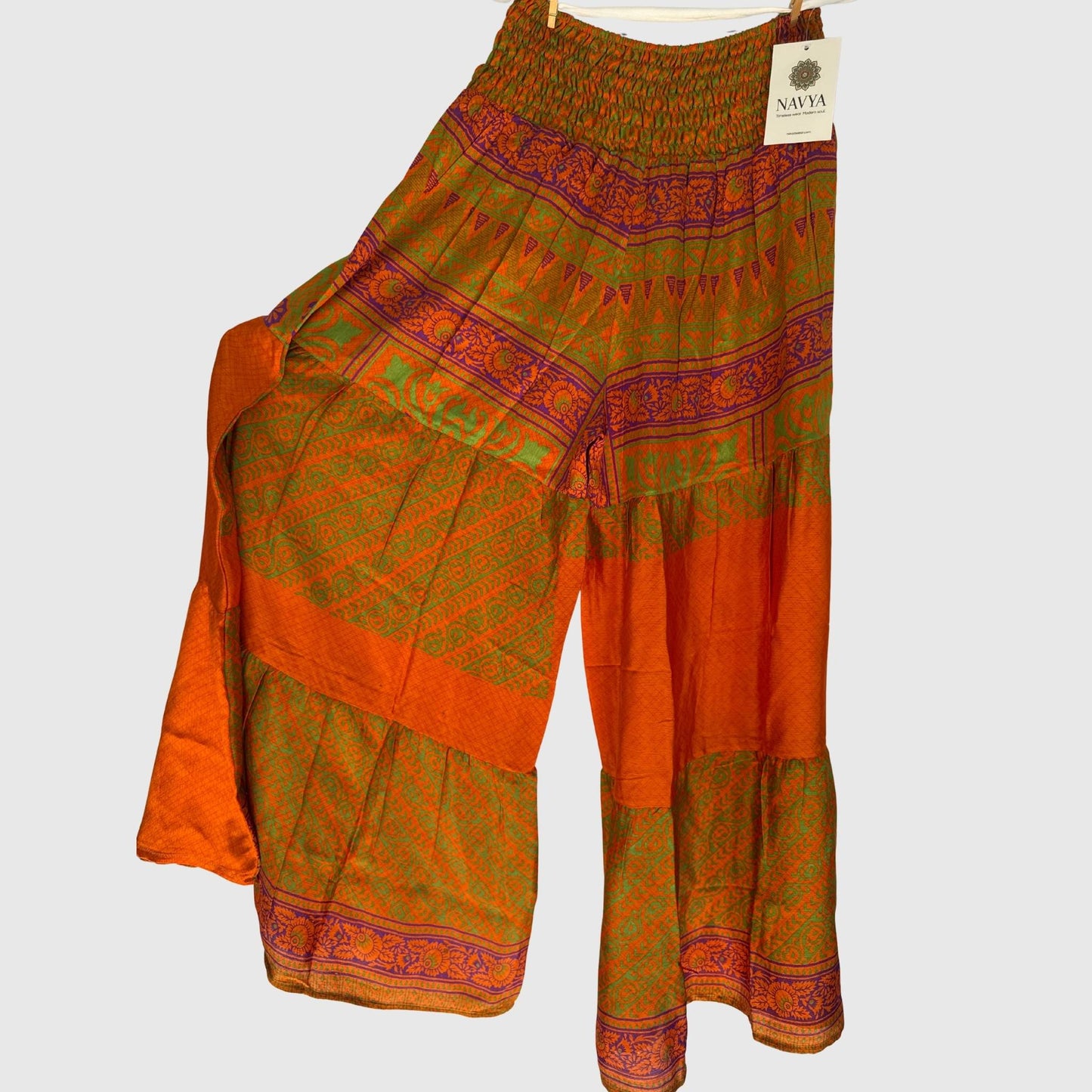 Upcycled Tiered Palazzo Pants #1057 aus Vintage-Sari in Orange & Braun – Vorderansicht