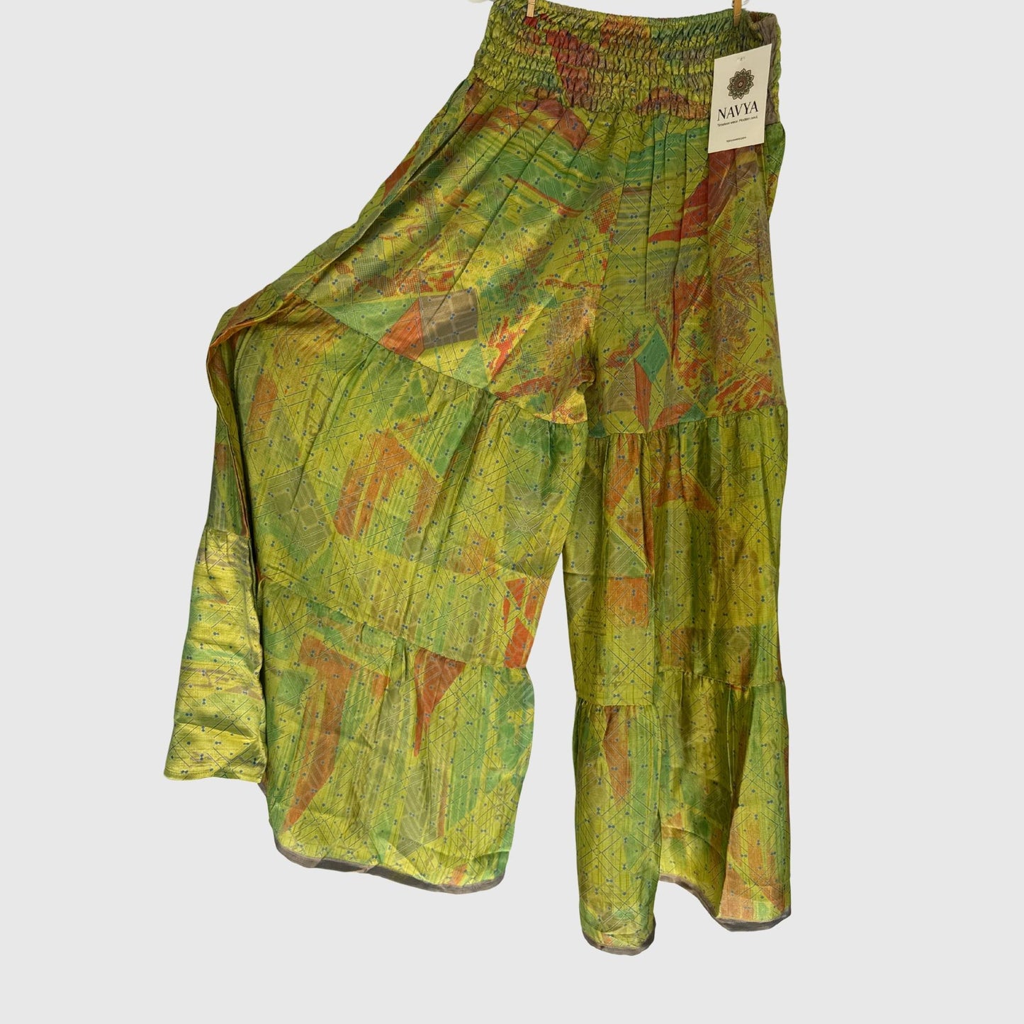 Upcycled Tiered Palazzo Pants #1058 aus Vintage-Sari in Oliv & Gelb – Vorderansicht