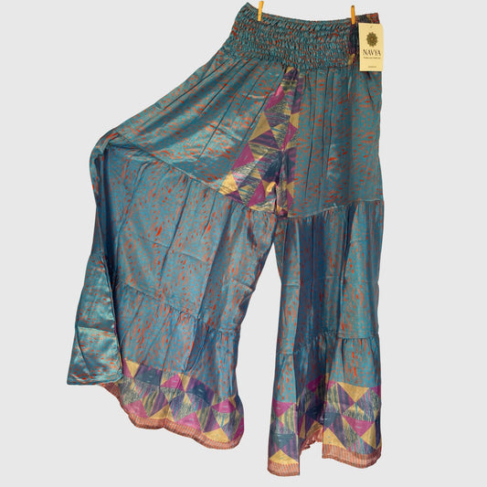 Upcycled Tiered Palazzo Pants #1059 aus Vintage-Sari in Blau & Grau – Vorderansicht