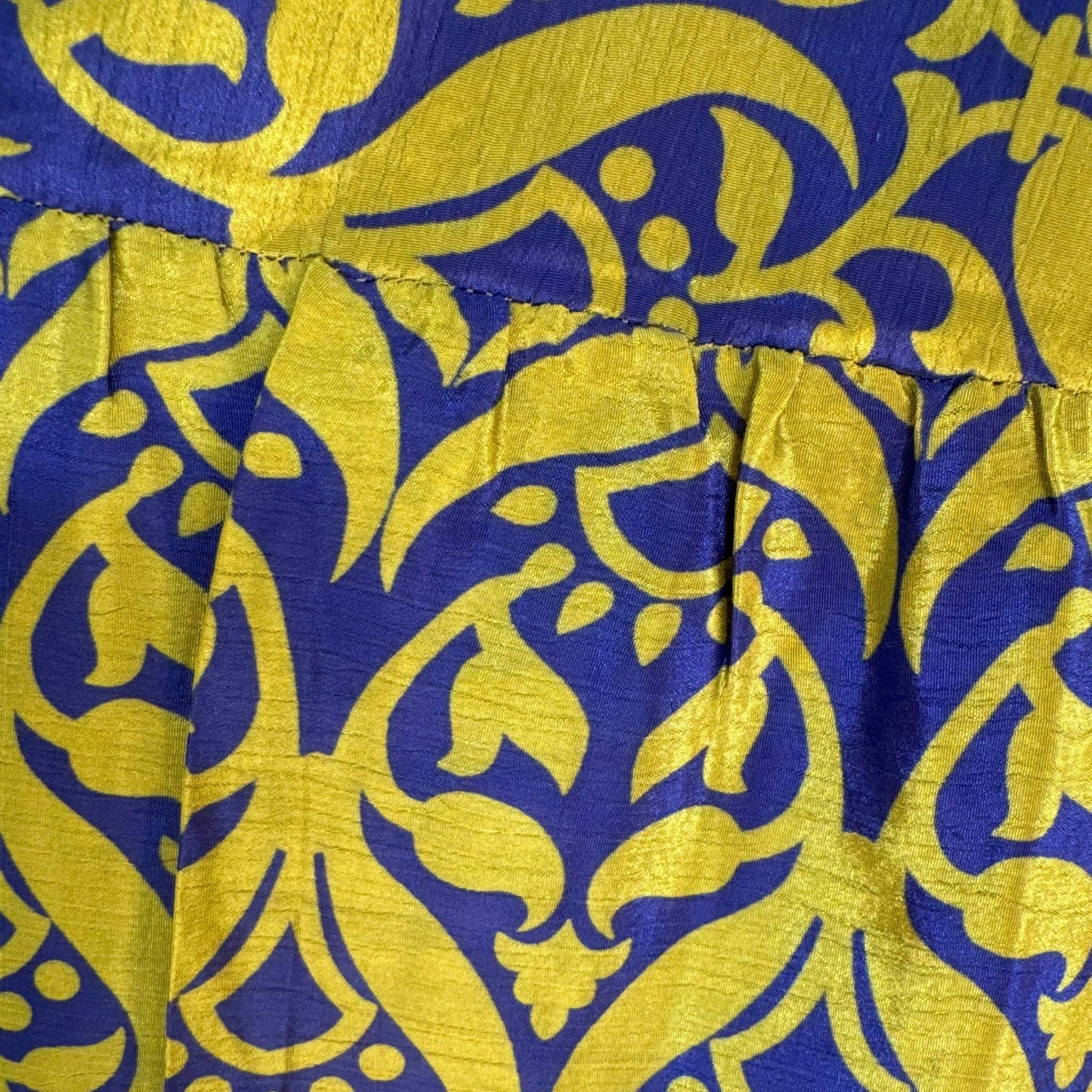 Upcycled Tiered Palazzo Pants #1060 aus Vintage-Sari in Navy & Gelb – Detailansicht