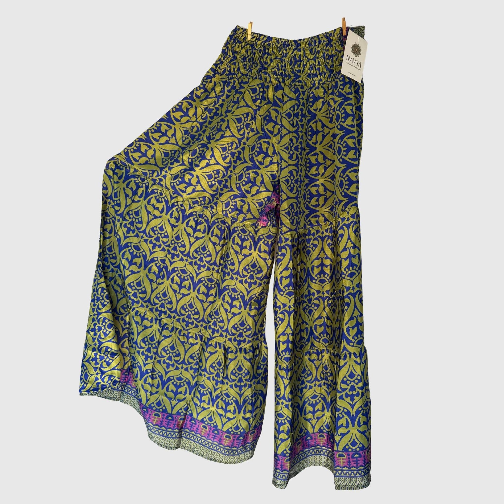 Upcycled Tiered Palazzo Pants #1060 aus Vintage-Sari in Navy & Gelb – Vorderansicht