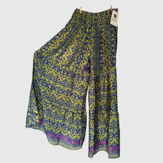 Upcycled Tiered Palazzo Pants #1060 aus Vintage-Sari in Navy & Gelb – Vorderansicht