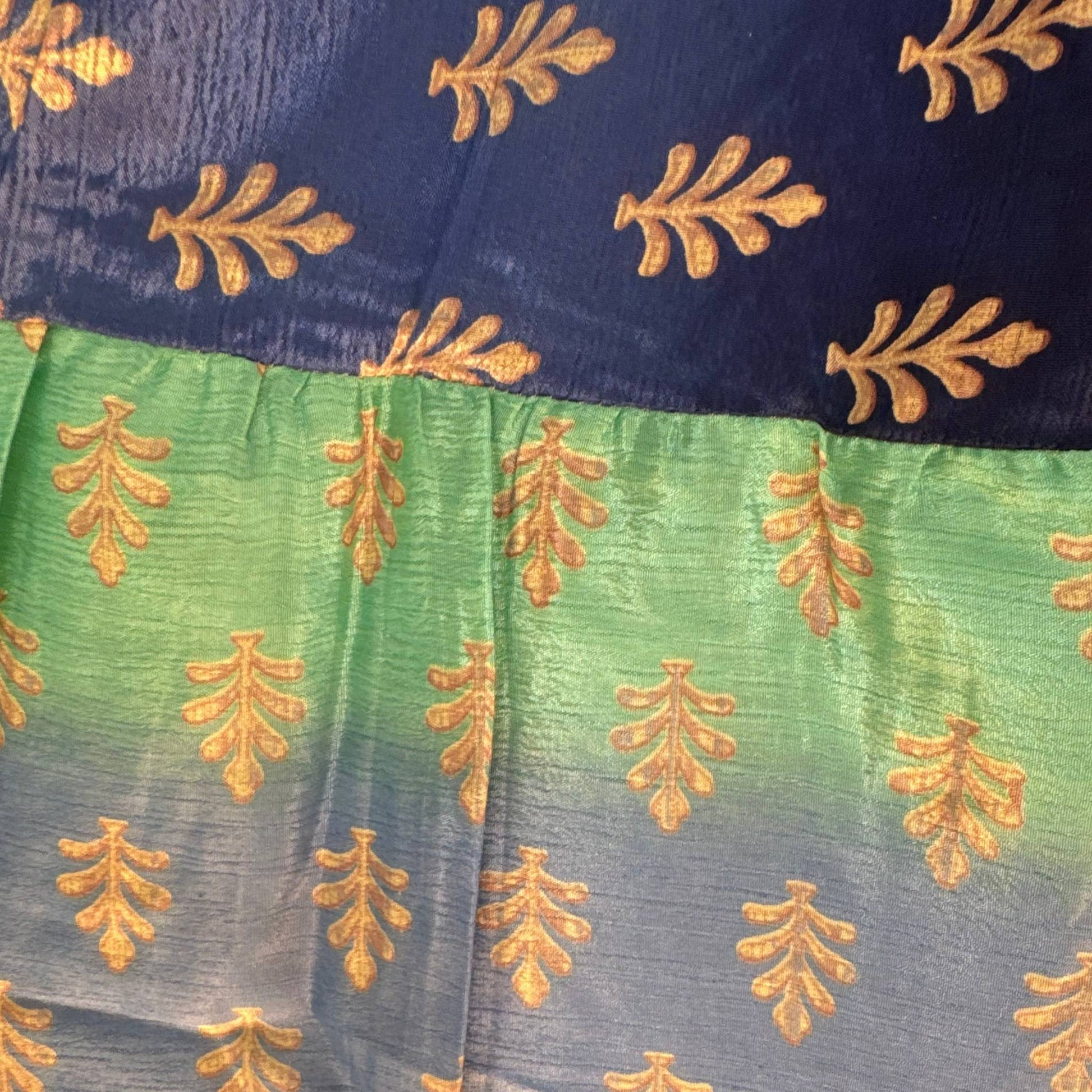 Upcycled Tiered Palazzo Pants #1061 aus Vintage-Sari in Grün & Grau – Detailansicht