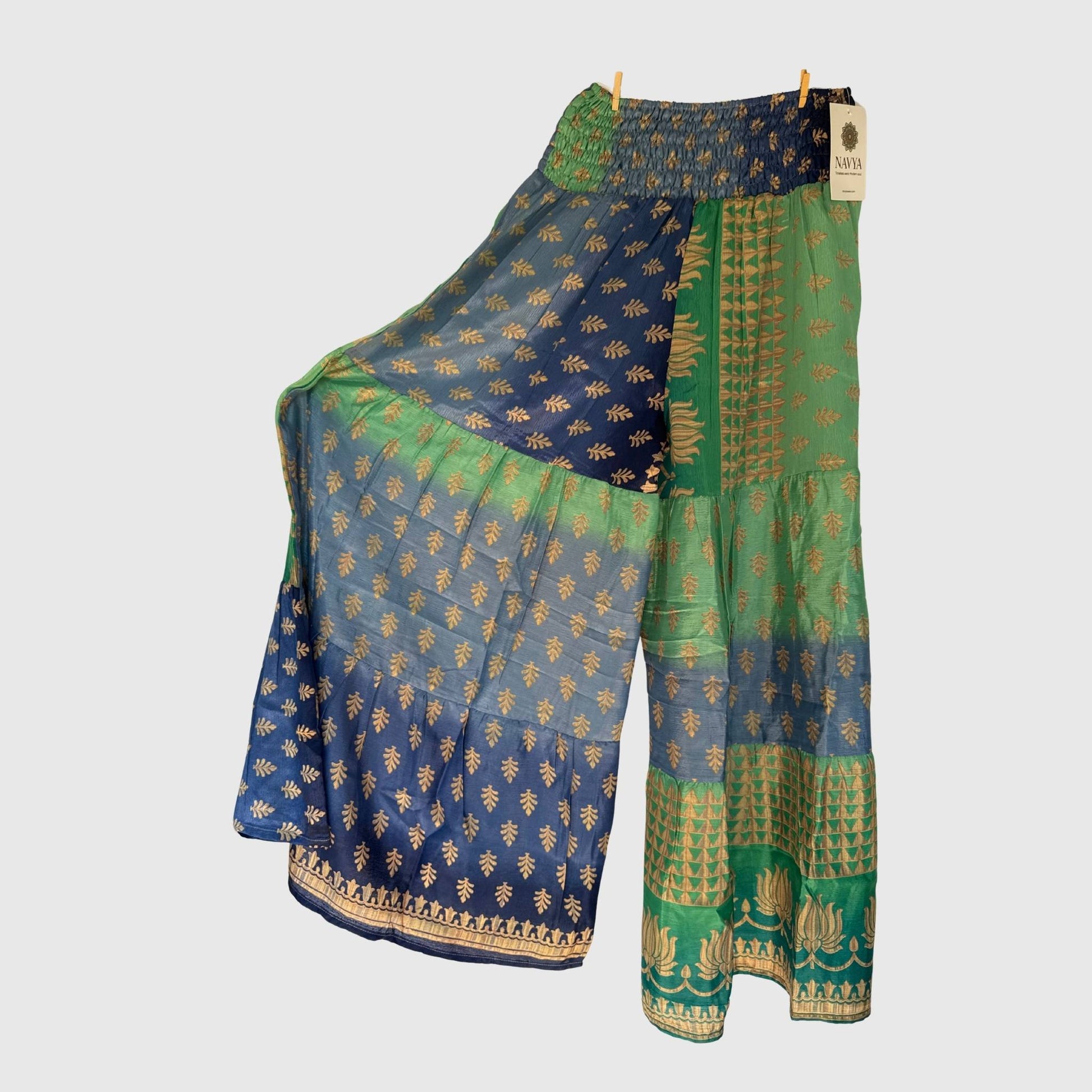 Upcycled Tiered Palazzo Pants #1061 aus Vintage-Sari in Grün & Grau – Vorderansicht