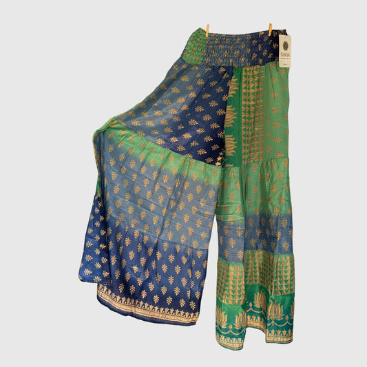 Upcycled Tiered Palazzo Pants #1061 aus Vintage-Sari in Grün & Grau – Vorderansicht