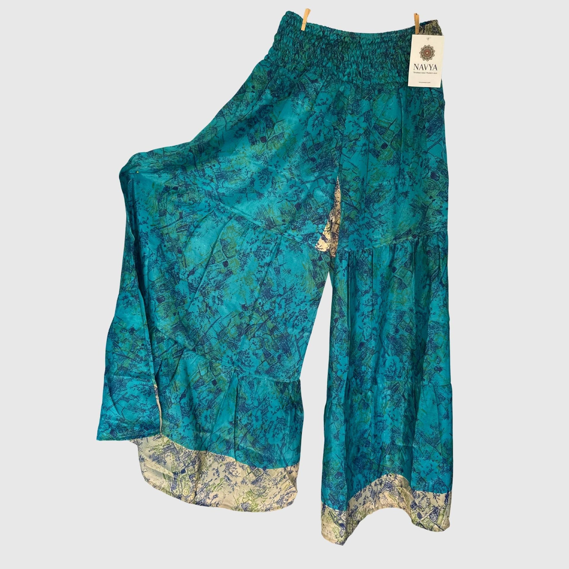 Upcycled Tiered Palazzo Pants #1062 aus Vintage-Sari in Türkis – Vorderansicht
