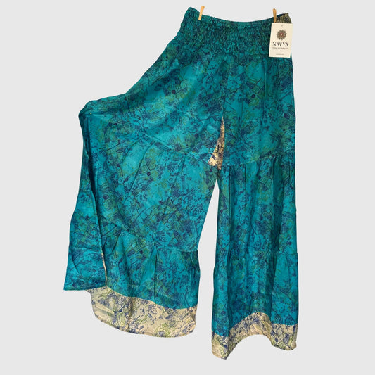 Upcycled Tiered Palazzo Pants #1062 aus Vintage-Sari in Türkis – Vorderansicht