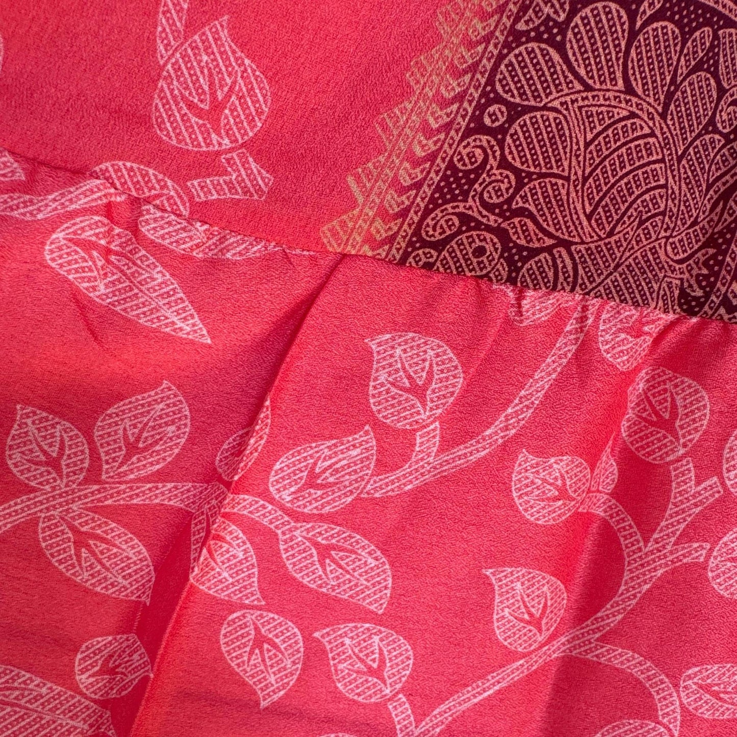 Upcycled Tiered Palazzo Pants #1063 aus Vintage-Sari in Rot & Rosa – Detailansicht