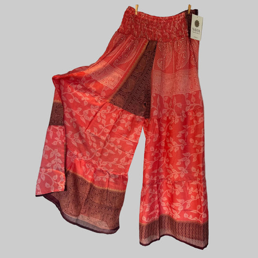 Upcycled Tiered Palazzo Pants #1063 aus Vintage-Sari in Rot & Rosa – Vorderansicht