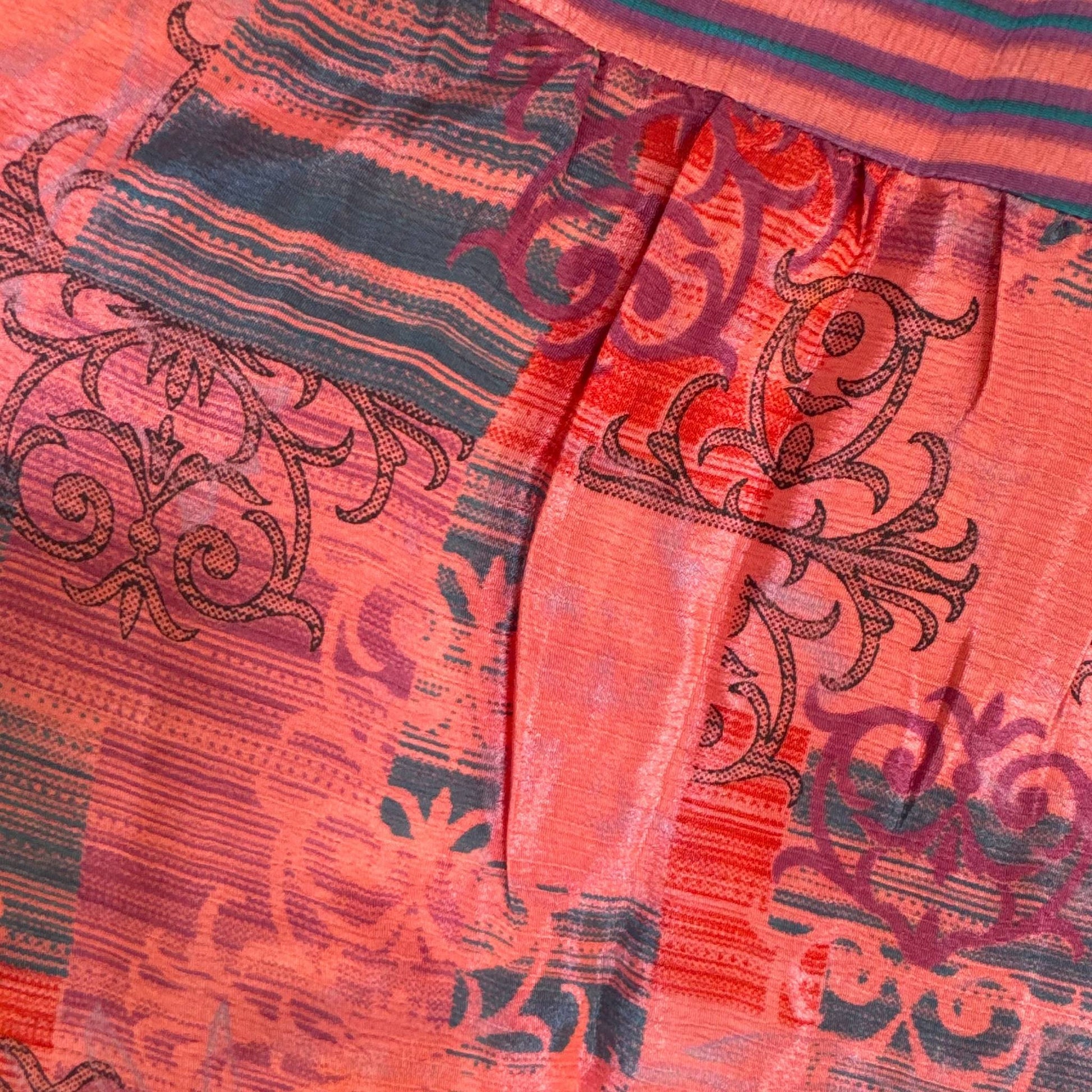 Upcycled Tiered Palazzo Pants #1064 aus Vintage-Sari in Rot – Detailansicht
