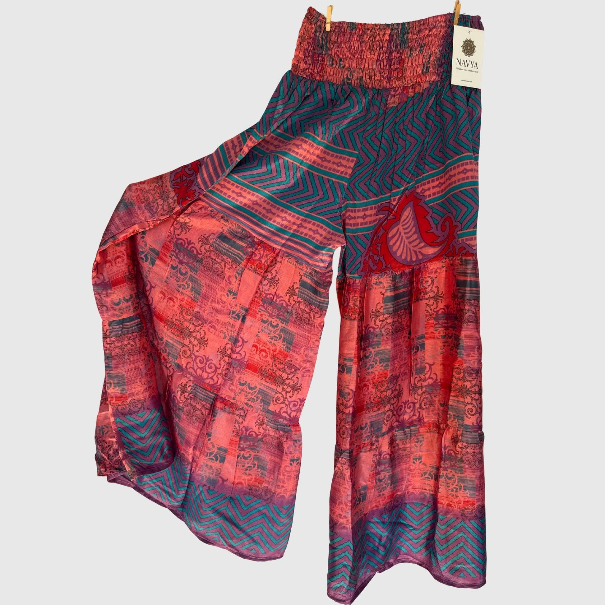Upcycled Tiered Palazzo Pants #1064 aus Vintage-Sari in Rot – Vorderansicht