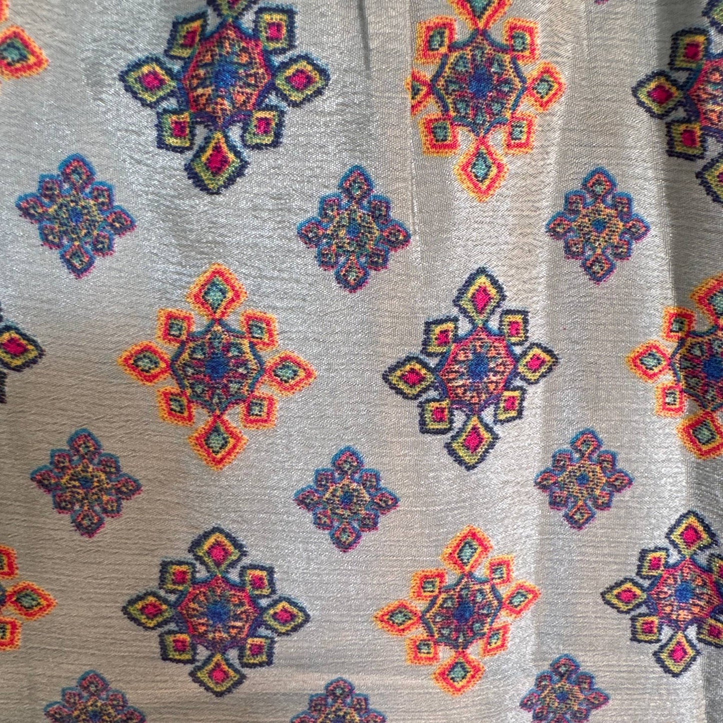 Upcycled Tiered Palazzo Pants #1065 aus Vintage-Sari in Grau – Detailansicht