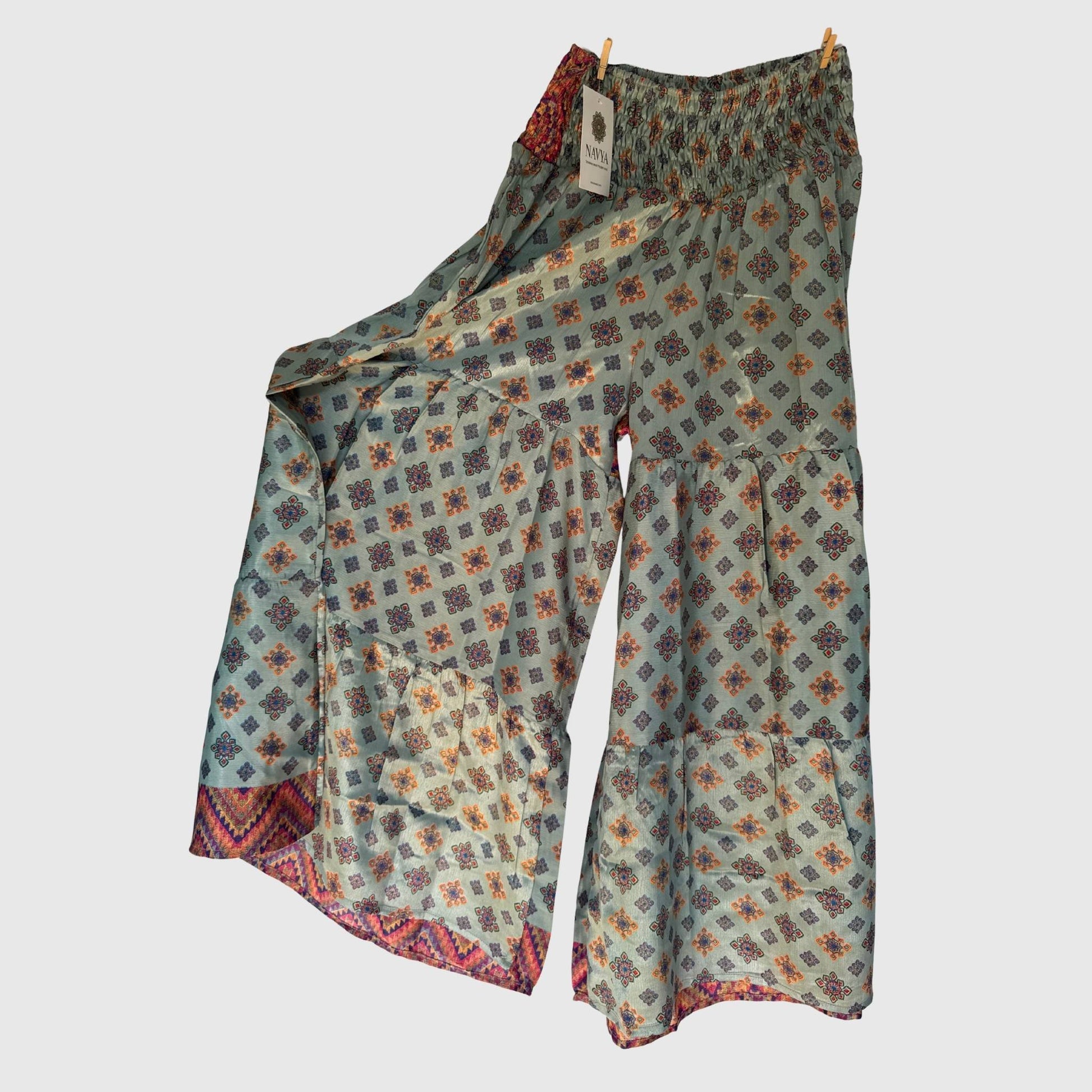 Upcycled Tiered Palazzo Pants #1065 aus Vintage-Sari in Grau – Vorderansicht