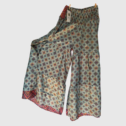 Upcycled Tiered Palazzo Pants #1065 aus Vintage-Sari in Grau – Vorderansicht