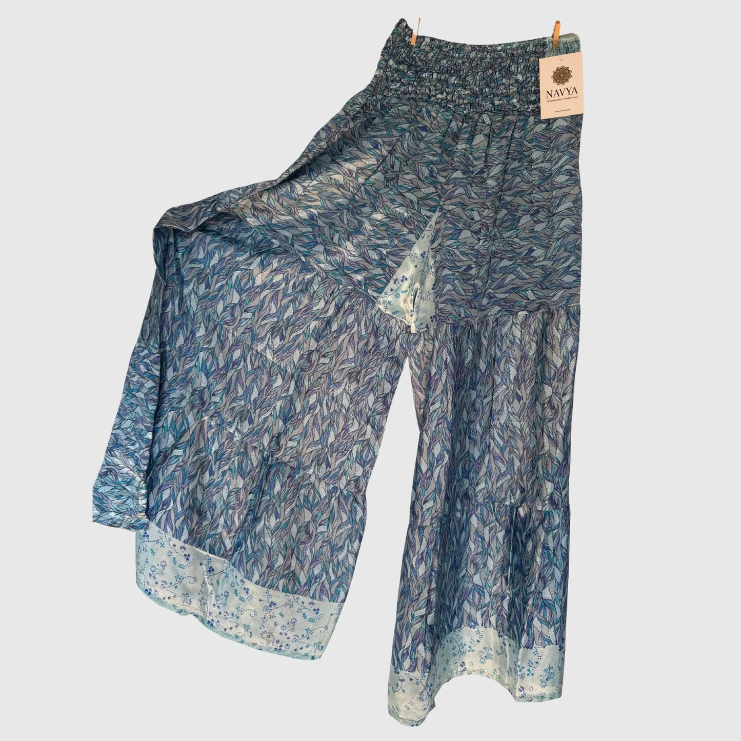 Upcycled Tiered Palazzo Pants #1066 aus Vintage-Sari in Grau & Blau – Vorderansicht