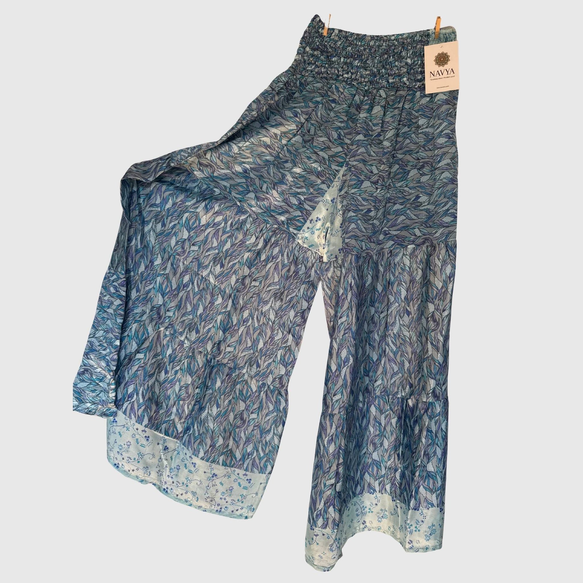 Upcycled Tiered Palazzo Pants #1066 aus Vintage-Sari in Grau & Blau – Vorderansicht