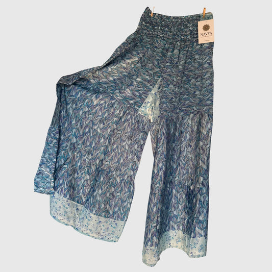 Upcycled Tiered Palazzo Pants #1066 aus Vintage-Sari in Grau & Blau – Vorderansicht