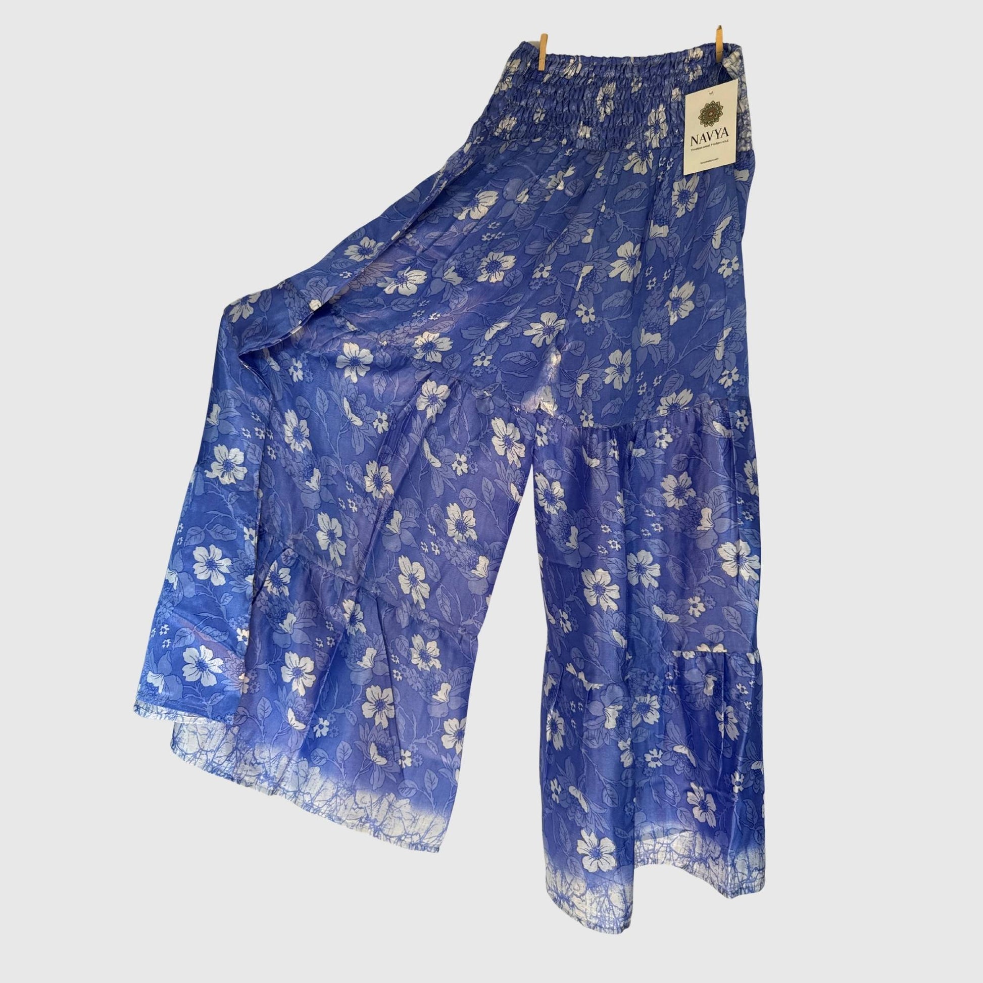 Upcycled Tiered Palazzo Pants #1067 aus Vintage-Sari in Blau – Vorderansicht