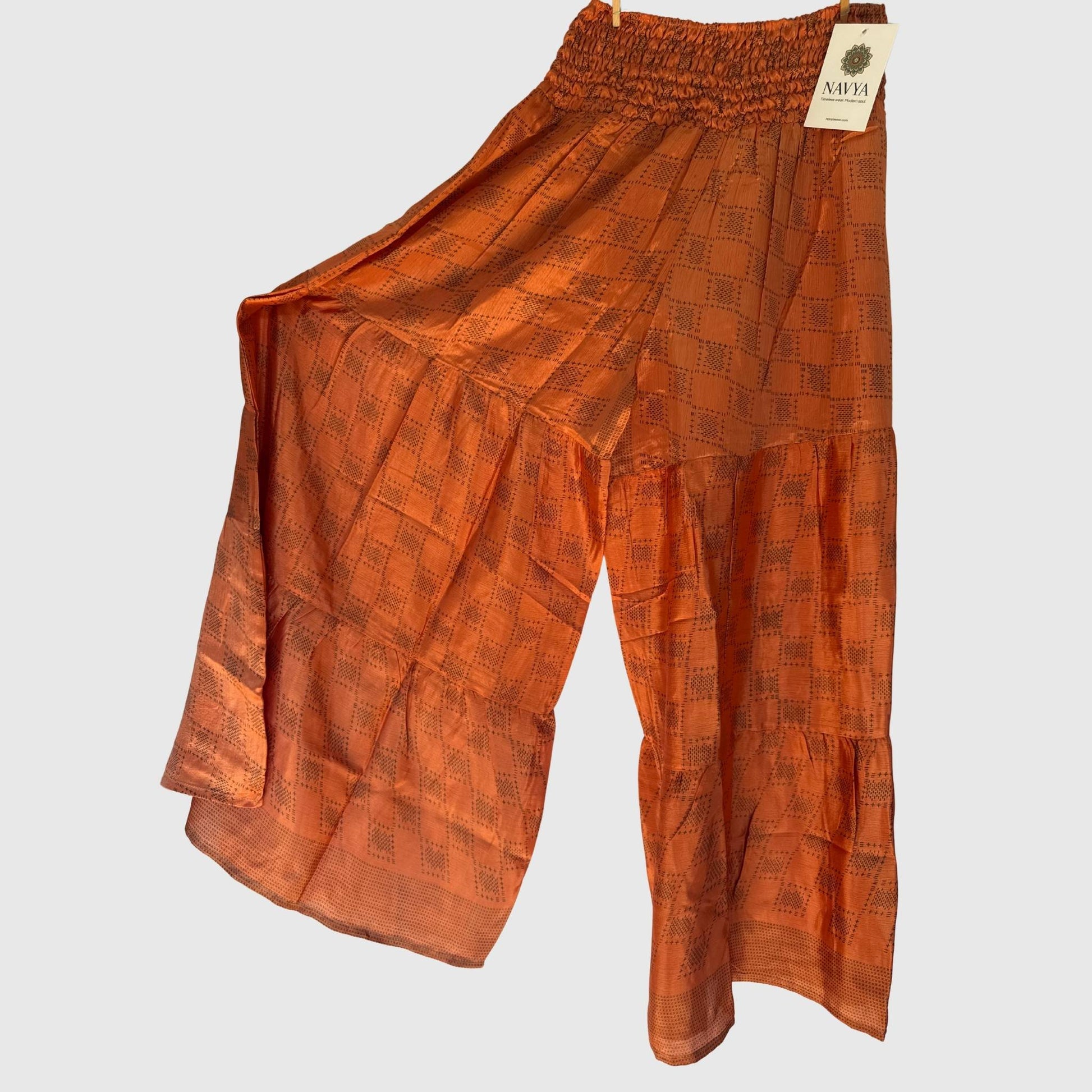 Upcycled Tiered Palazzo Pants #1068 aus Vintage-Sari in Orange – Vorderansicht