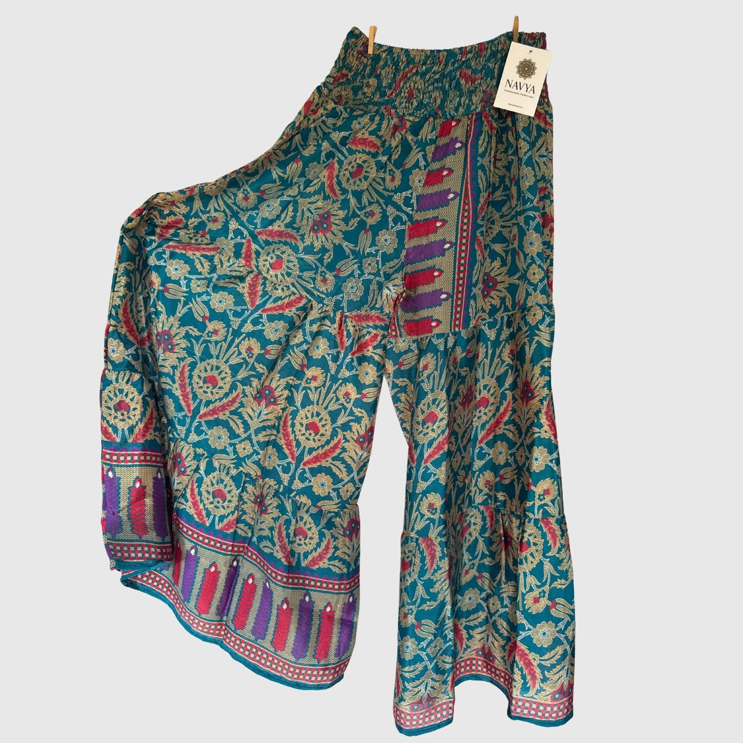 Upcycled Tiered Palazzo Pants #1069 aus Vintage-Sari in Türkis & Beige – Vorderansicht