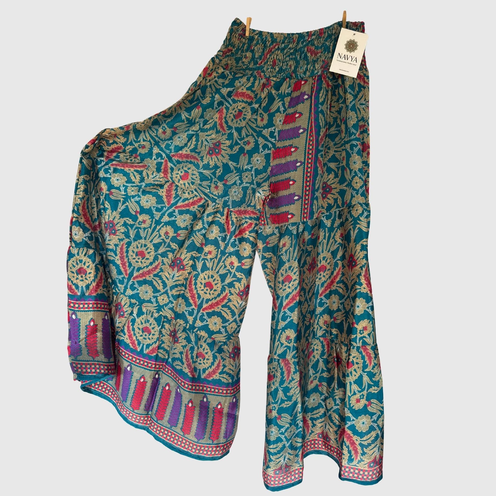 Upcycled Tiered Palazzo Pants #1069 aus Vintage-Sari in Türkis & Beige – Vorderansicht