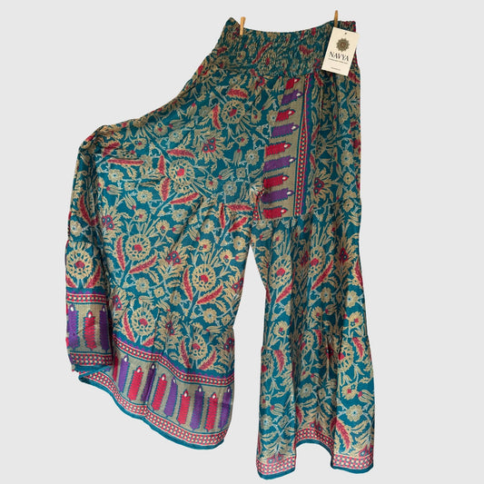 Upcycled Tiered Palazzo Pants #1069 aus Vintage-Sari in Türkis & Beige – Vorderansicht