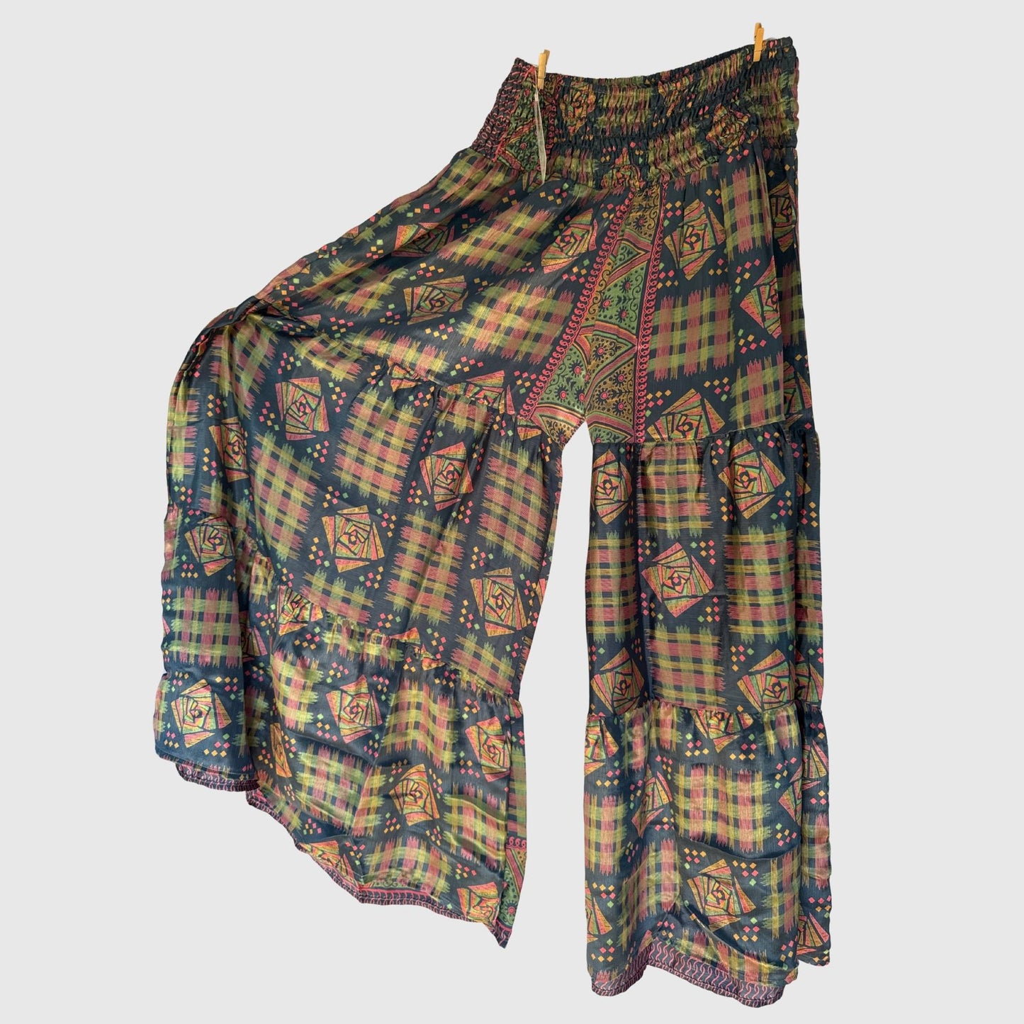 Upcycled Tiered Palazzo Pants #1070 aus Vintage-Sari in Grau & Beige – Vorderansicht