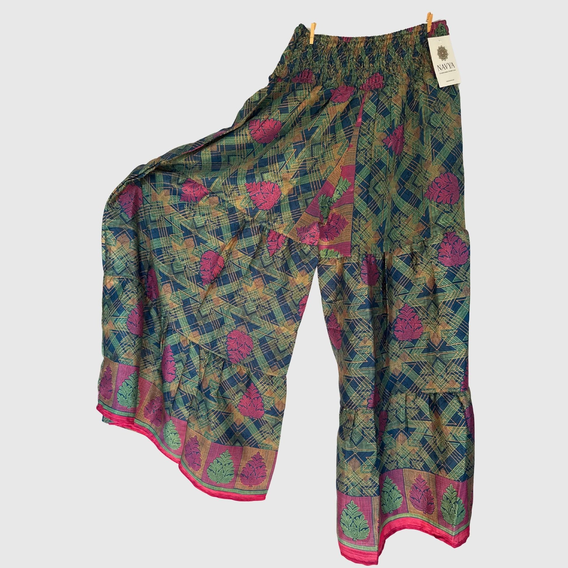 Upcycled Tiered Palazzo Pants #1071 aus Vintage-Sari in Grau & Beige – Vorderansicht