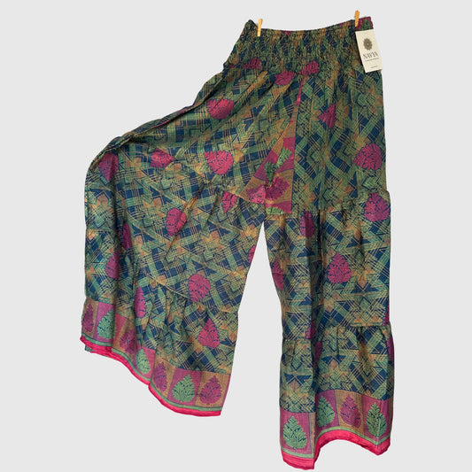 Upcycled Tiered Palazzo Pants #1071 aus Vintage-Sari in Grau & Beige – Vorderansicht