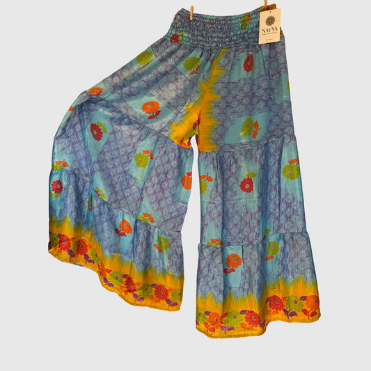 Upcycled Tiered Palazzo Pants #1072 aus Vintage-Sari in Grau & Gold – Vorderansicht
