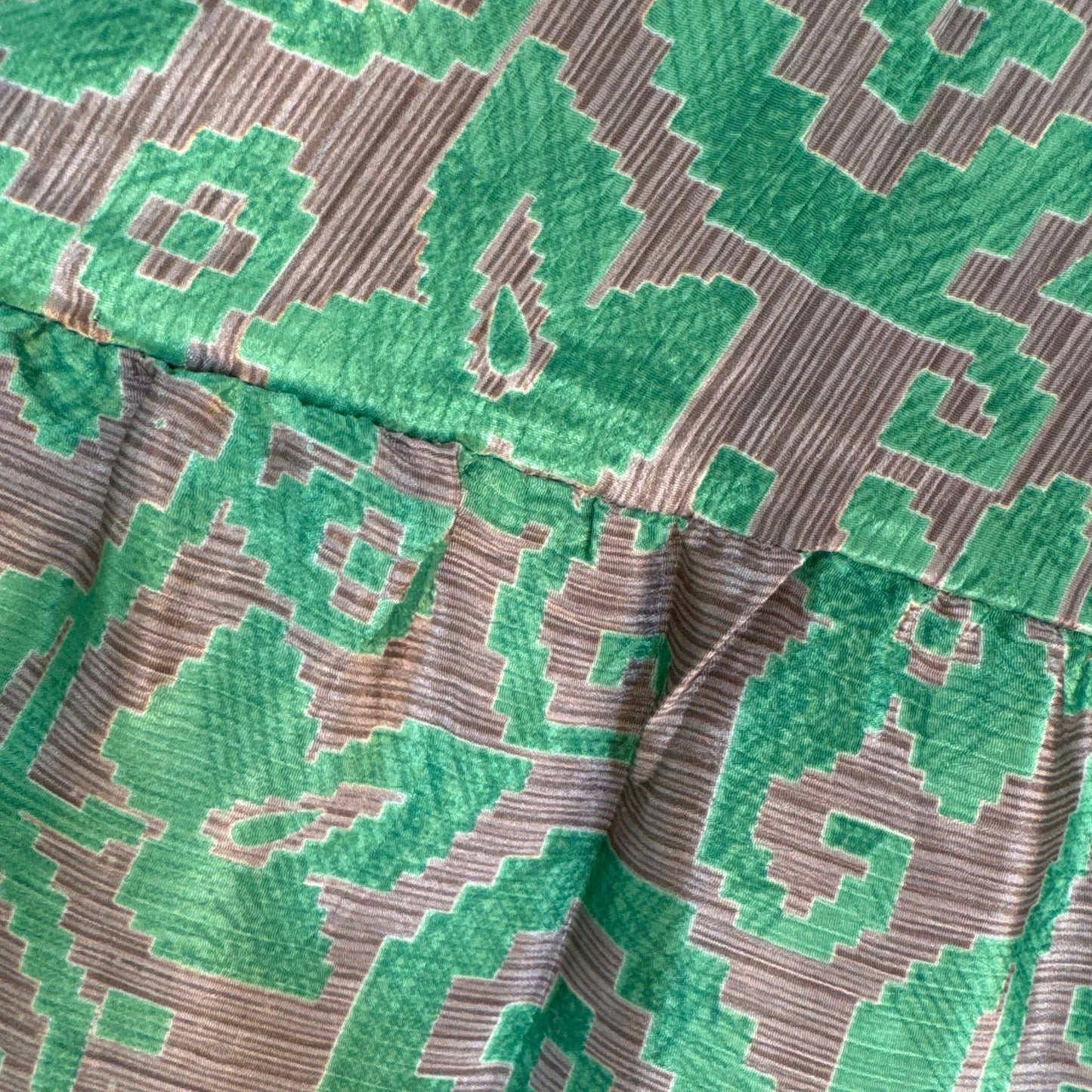 Upcycled Tiered Palazzo Pants #1073 aus Vintage-Sari in Grün & Grau – Detailansicht