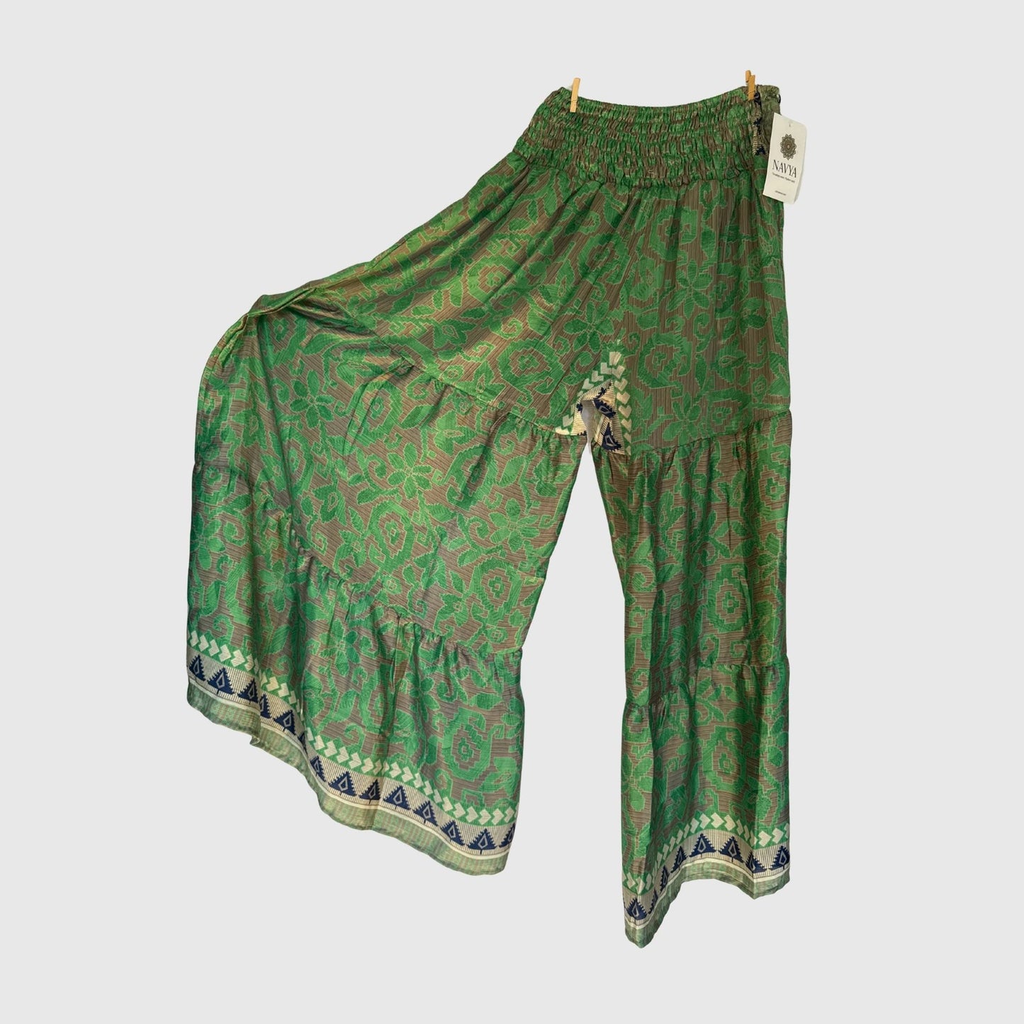 Upcycled Tiered Palazzo Pants #1073 aus Vintage-Sari in Grün & Grau – Vorderansicht